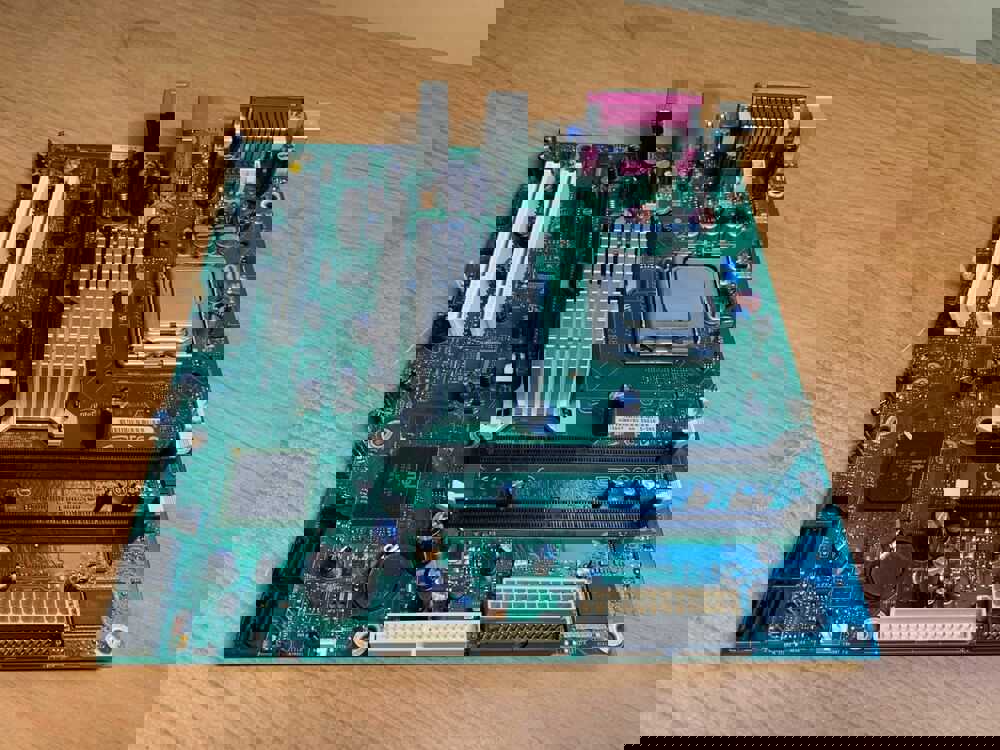 Intel D946GZIS Motherboard with LGA775 Socket - Tested and Reliable