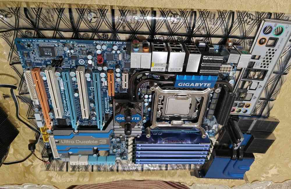 Gigabyte GA-EX58-Extreme Motherboard - High-End LGA 1366 Socket, Intel CPU Support