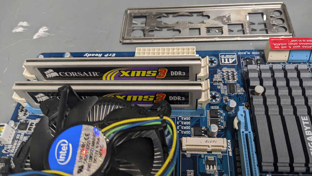 Gigabyte GA-Z68AP-D3 ATX Motherboard with i5-2400 CPU and 4GB RAM - High-Performance Computing Solution