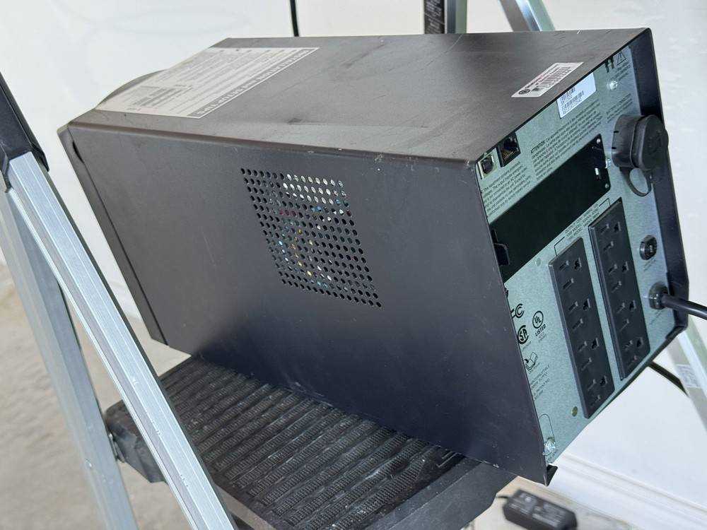 APC Smart-UPS SMT1500 120V 8 Outlet Power Supply - Customizable Battery