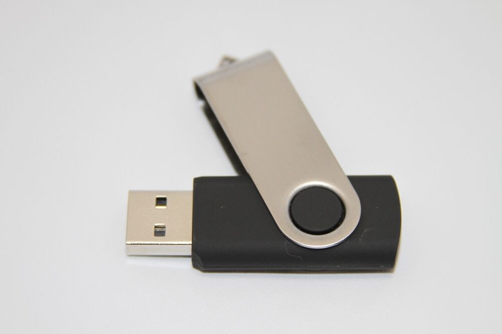 32GB High-Speed USB Flash Drive - Perfect for Media Storage