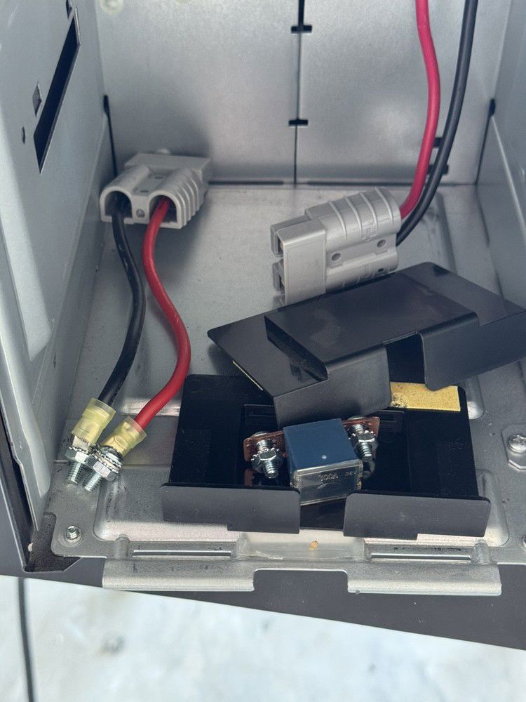 APC Smart-UPS SMT1500 120V 8 Outlet Power Supply - Customizable Battery
