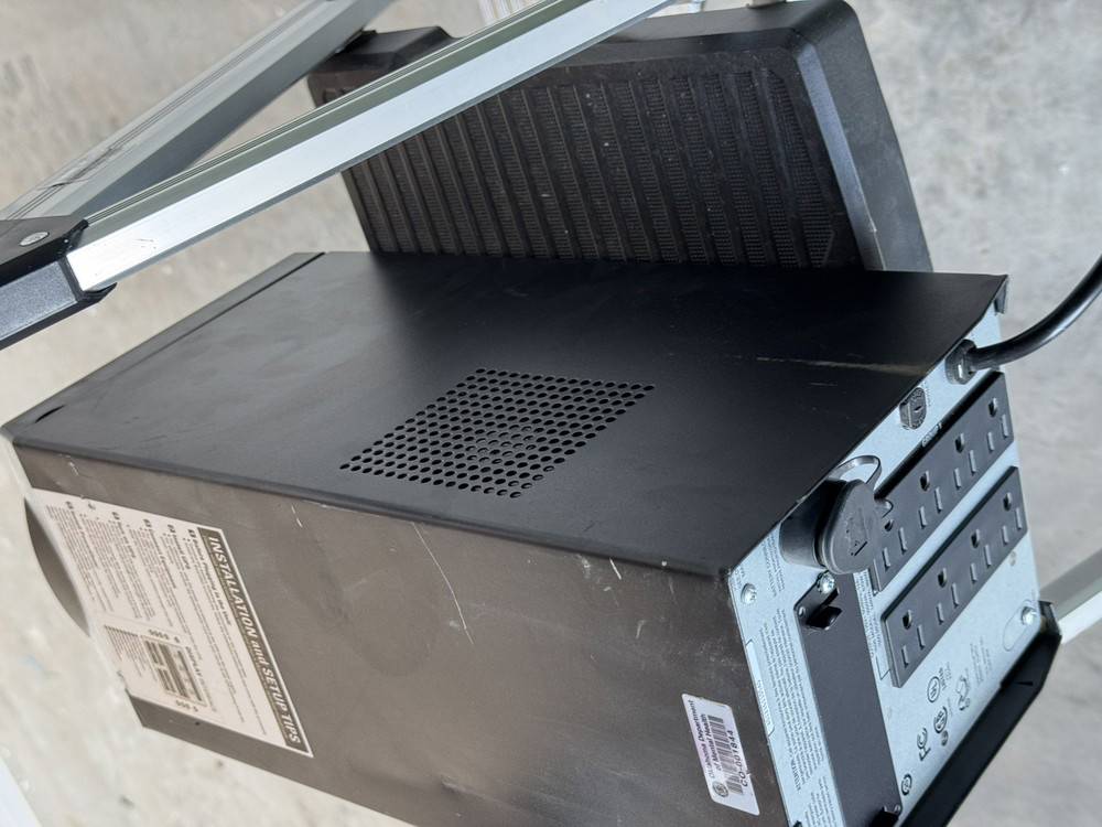APC Smart-UPS SMT1500 120V 8 Outlet Power Supply - Customizable Battery