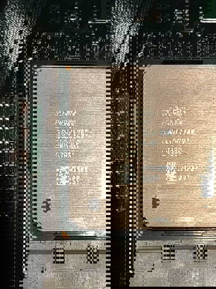 Intel 875PBZ Motherboard for Enhanced Vintage Gaming Performance