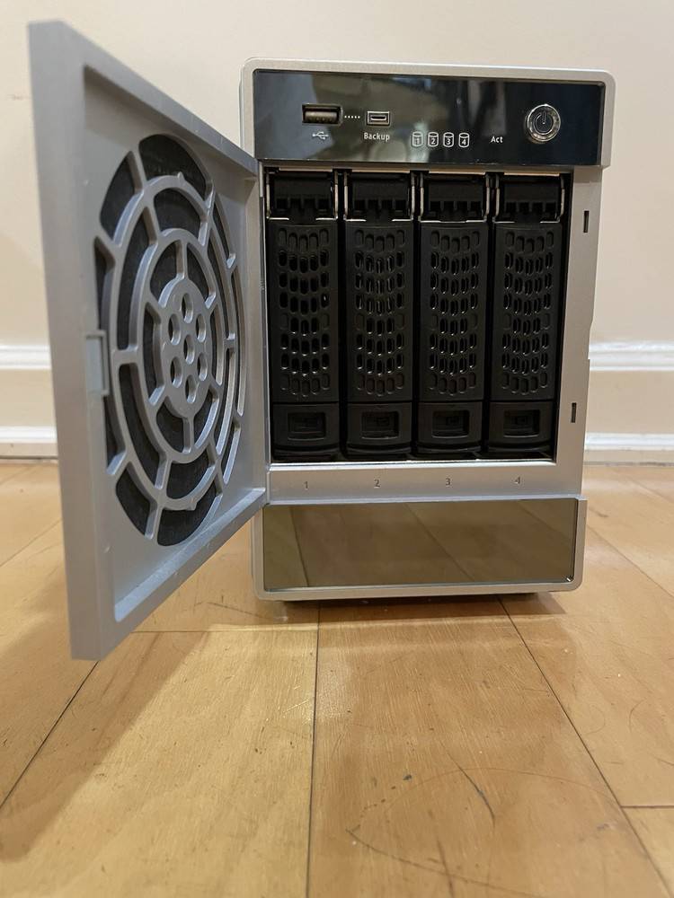 Netgear ReadyNAS RND4410 v3 Bay Desktop Network Storage with Drive Trays
