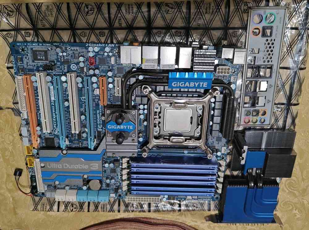 Gigabyte GA-EX58-Extreme Motherboard - High-End LGA 1366 Socket, Intel CPU Support
